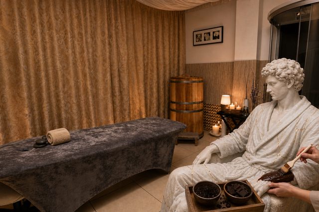 Мужская мраморная статуя во время шоколадного SPA-ритуала