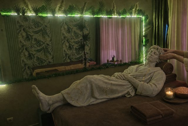 Мужская мраморная статуя на массажном столе Pandora SPA