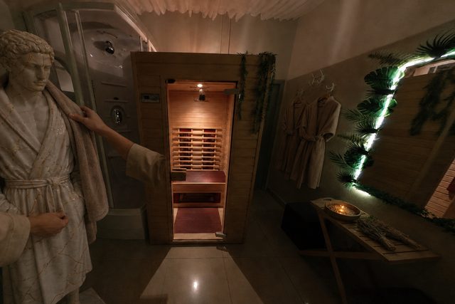 Мужская мраморная статуя у сауны в интерьере Pandora SPA